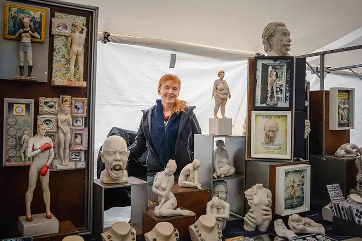 Moderne keramische sculpturen op de markt in Dwingeloo