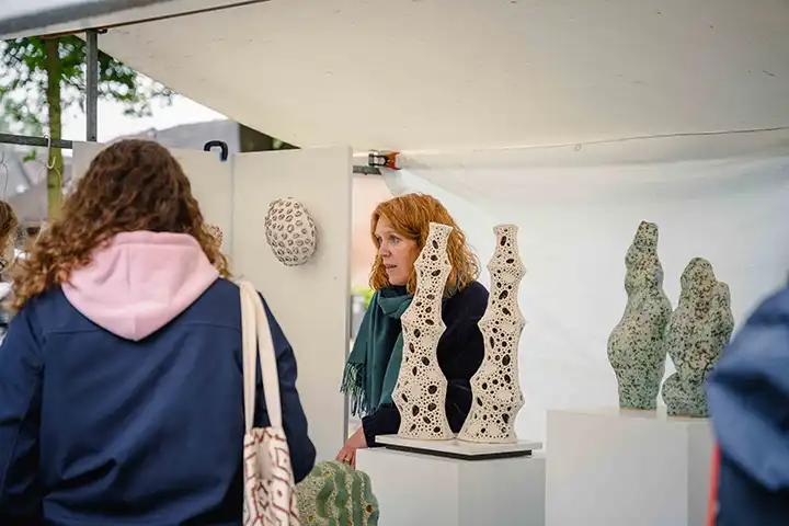 Moderne keramische sculpturen op de markt in Dwingeloo