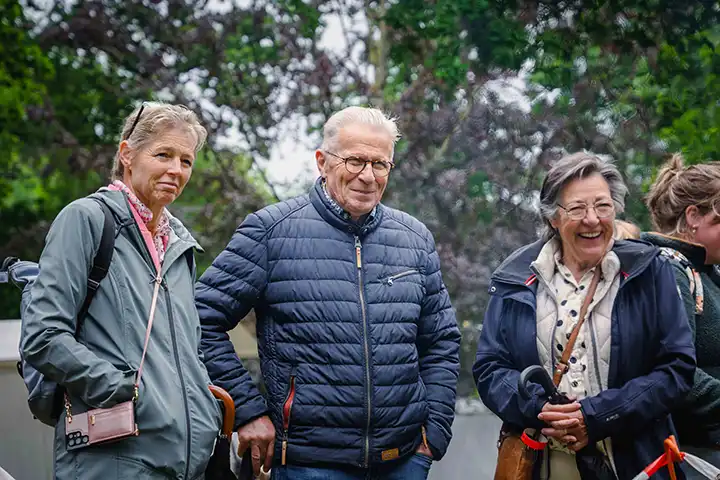 Bezoekers bekijken keramiek onder eeuwenoude bomen van de Brink