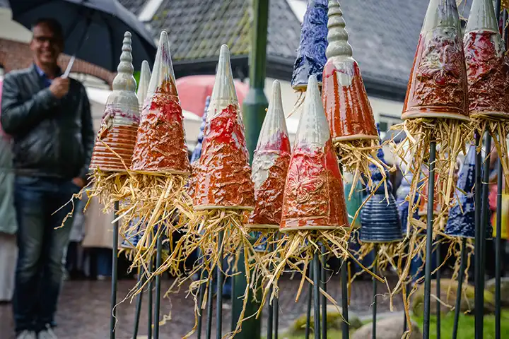 Kleurrijke keramische kunst van internationale kunstenaars